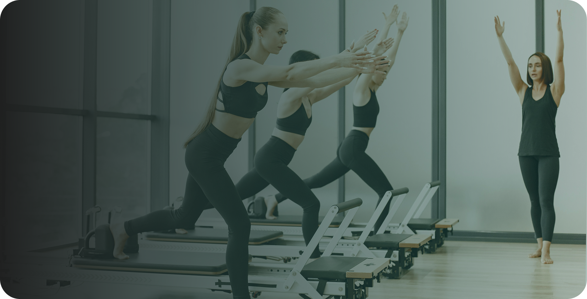 Imagem de mulheres fazendo pilates